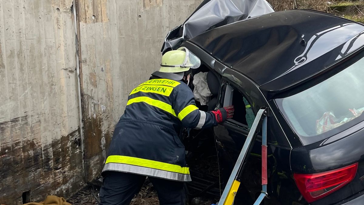 Todlicher Unfall Bei Biebelried Auto Prallt Gegen Unterfuhrung Br24