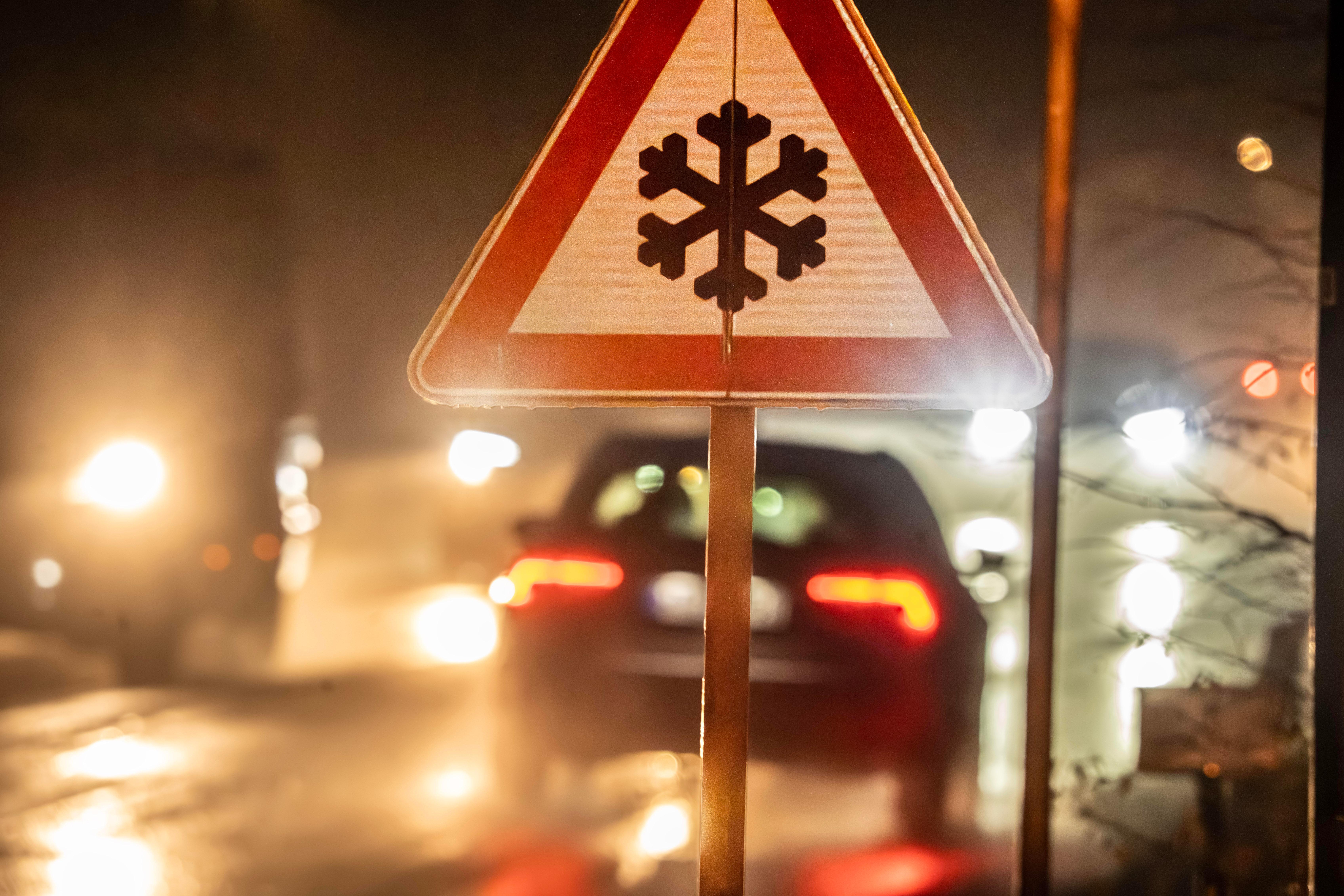 Warnschild vor Autofahrern im Münchner Stadtverkehr