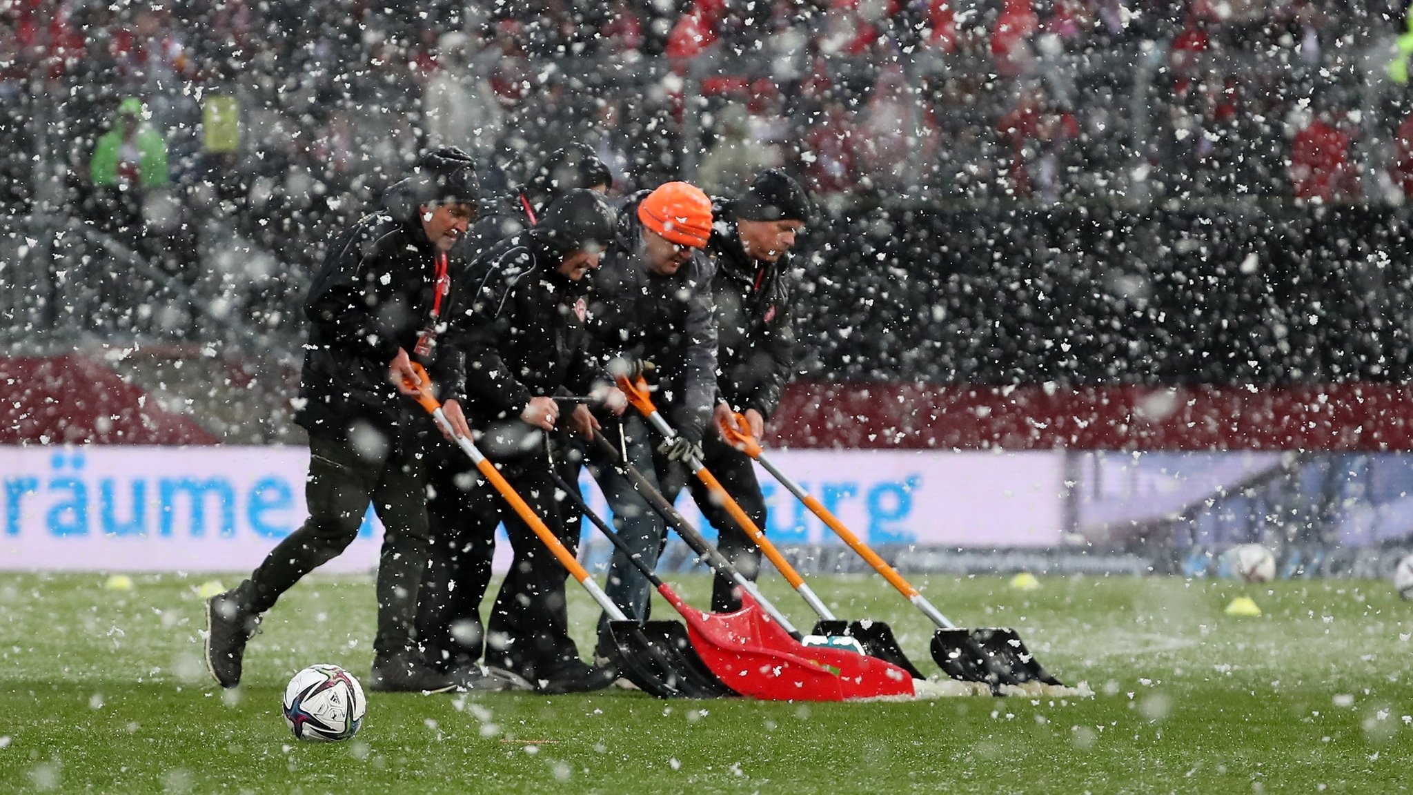 Kampf gegen den Schneematsch auf dem Spielfeld