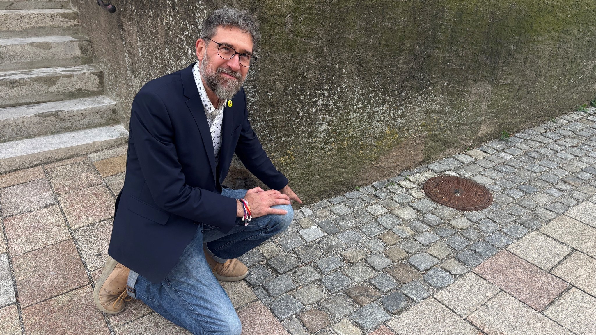 Pressesprecher Mirko Zeitler zeigt auf die Stelle, an der die Wackelstange kürzlich noch gestanden war. | Bild: BR/ Judith Zacher Pressesprecher Mirko Zeitler zeigt auf die Stelle, an der die Wackelstange kürzlich noch gestanden war.