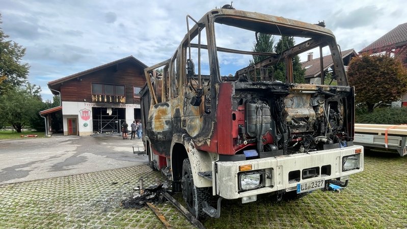 Ausgebranntes Feuerwehrauto in Simmerberg | Bild: BR/Markus Wessely Ausgebranntes Feuerwehrauto in Simmerberg