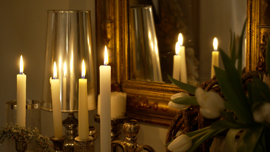 Der Tradition nach feiern Katholiken am 2. Februar Mariä Lichtmess. Eine besondere Rolle spielen an diesem Tag Kerzen. Und die sind gerade in diesem Winter für viele Menschen wichtiger als sonst. | Bild: BR Der Tradition nach feiern Katholiken am 2. Februar Mariä Lichtmess. Eine besondere Rolle spielen an diesem Tag Kerzen. Und die sind gerade in diesem Winter für viele Menschen wichtiger als sonst.