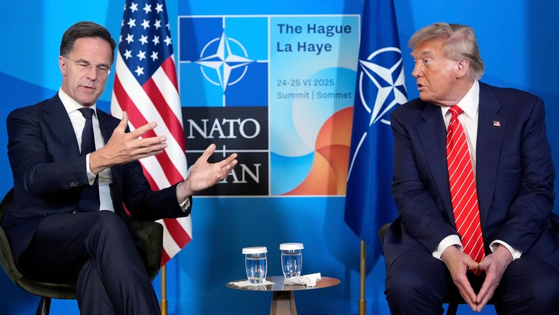 25.06.2025, Niederlande, Den Haag: US-Präsident Donald Trump (r) trifft NATO-Generalsekretär Mark Rutte bei einem NATO-Gipfel in Den Haag | Bild: dpa-Bildfunk/Alex Brandon 25.06.2025, Niederlande, Den Haag: US-Präsident Donald Trump (r) trifft NATO-Generalsekretär Mark Rutte bei einem NATO-Gipfel in Den Haag