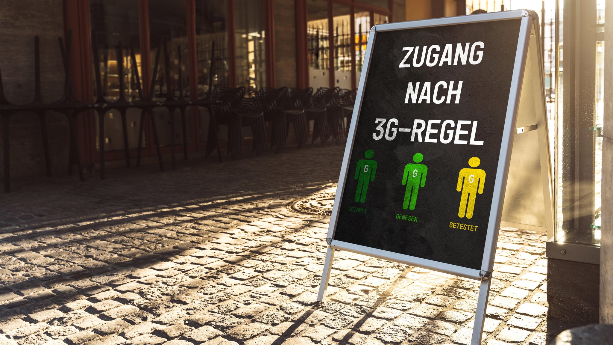 Schild vor einem Restaurant oder Cafe mit der Aufschrift Zugang nur nach 3G - Regel Getestet, Geimpft oder Genesen, Covid-19 Maßnahme