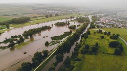 Bei Neustadt an der Donau im Landkreis Kelheim ist der Fluss über die Ufer getreten (Aufnahme mit einer Drohne).  | Bild:dpa-Bildfunk/Sebastian Pieknik