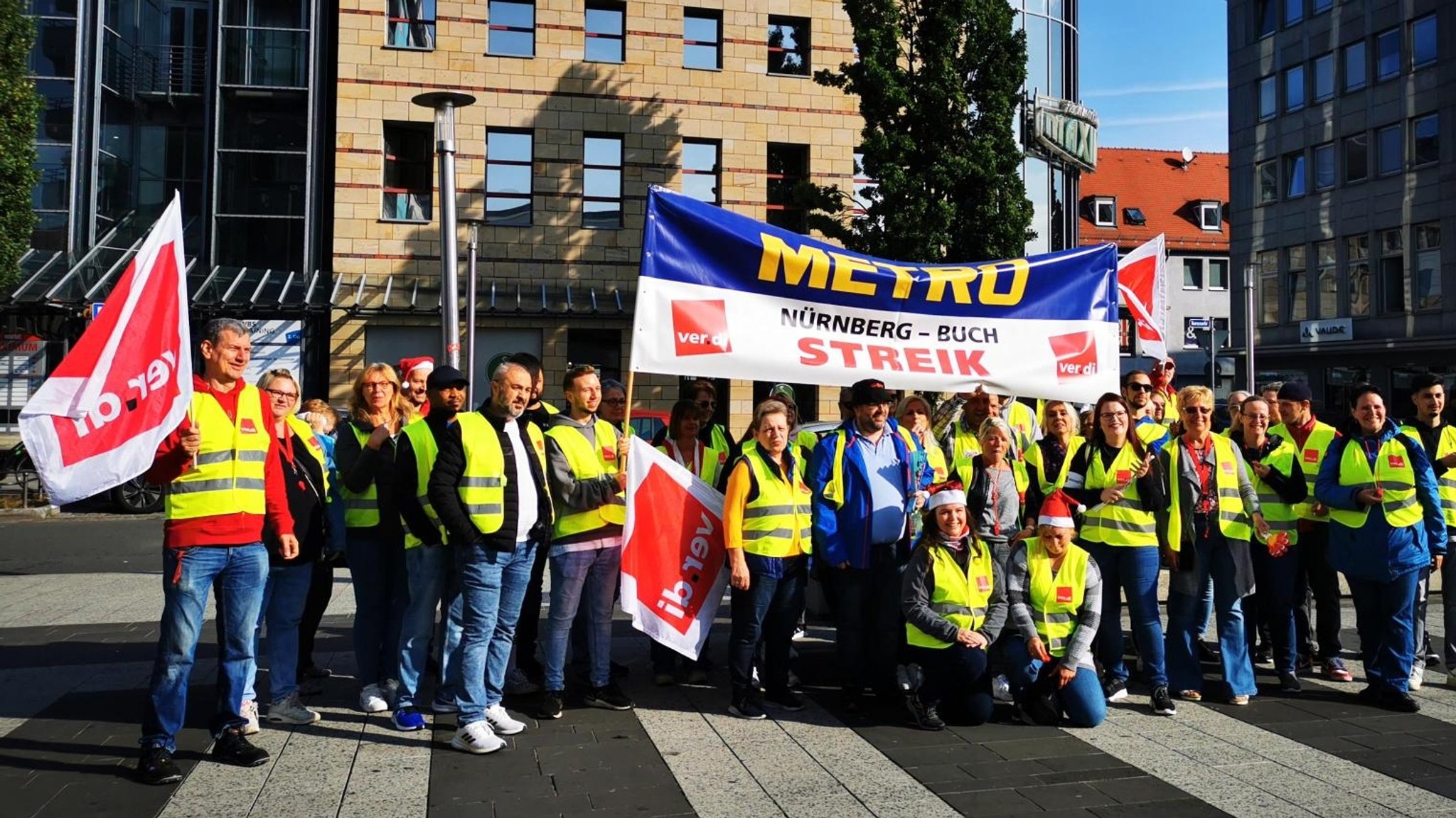 Demonstranten mit gelben Warnwesten und Verdi-Fahnen protestieren