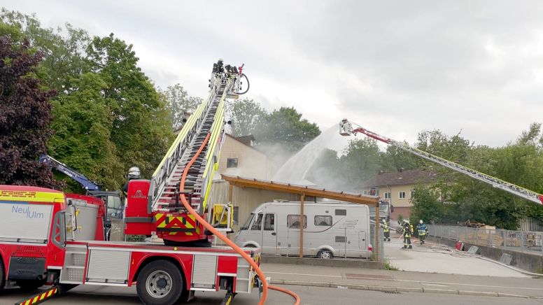 Von einem brennenden Auto sind die Flammen auf ein Gebäude übergegangen und haben für einen Großeinsatz der Feuerwehr in Neu-Ulm gesorgt. | Bild:BR