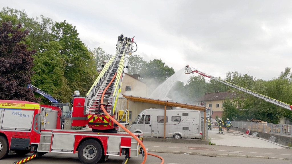 Von einem brennenden Auto sind die Flammen auf ein Gebäude übergegangen und haben für einen Großeinsatz der Feuerwehr in Neu-Ulm gesorgt.