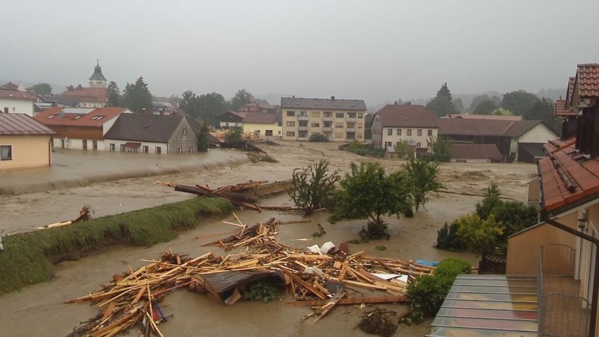 Flutkatastrophe 2016: Der kleine Simbach wird zum reißenden Fluss.