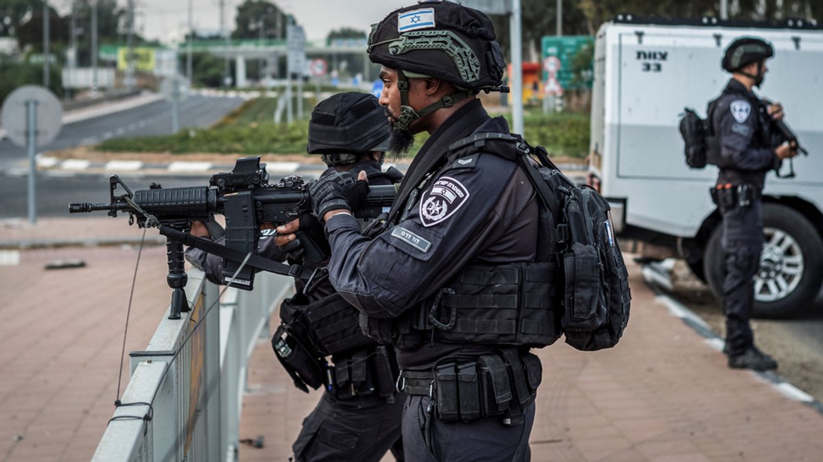 Israelische Polizeibeamte halten nach Anschlägen der Hamas Wache (Symbolbild)
