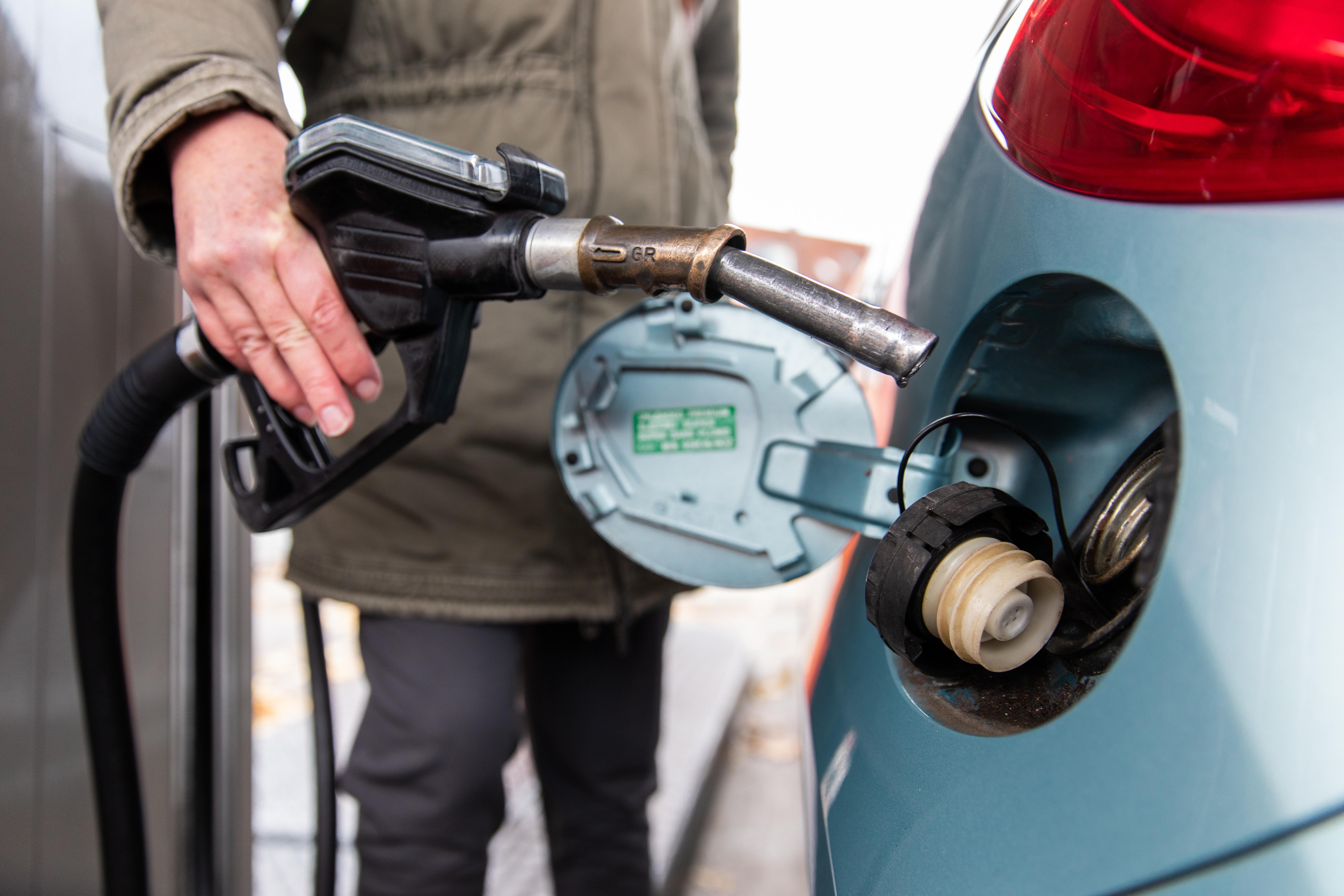 (Symbolbild) Eine Frau tankt ihr Auto an einer Tankstelle auf.