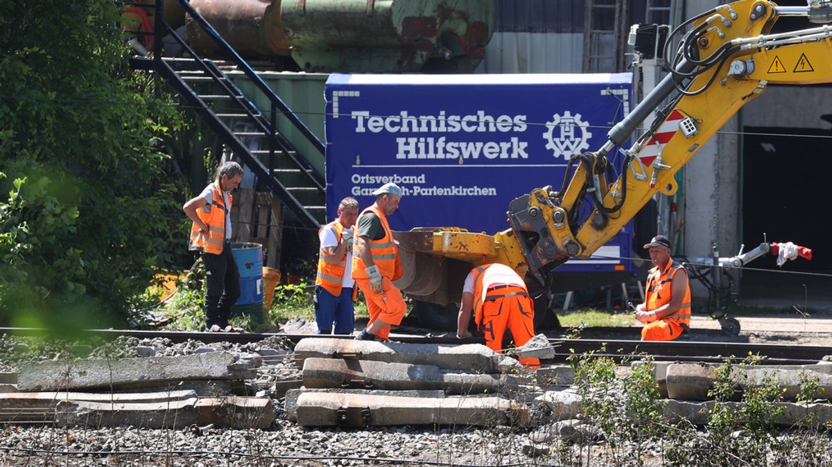 Bahnmitarbeiter arbeiten am Gleisbett unweit der Stelle des Zugunglücks, das Anfang Juni bei Burgrain geschah. 