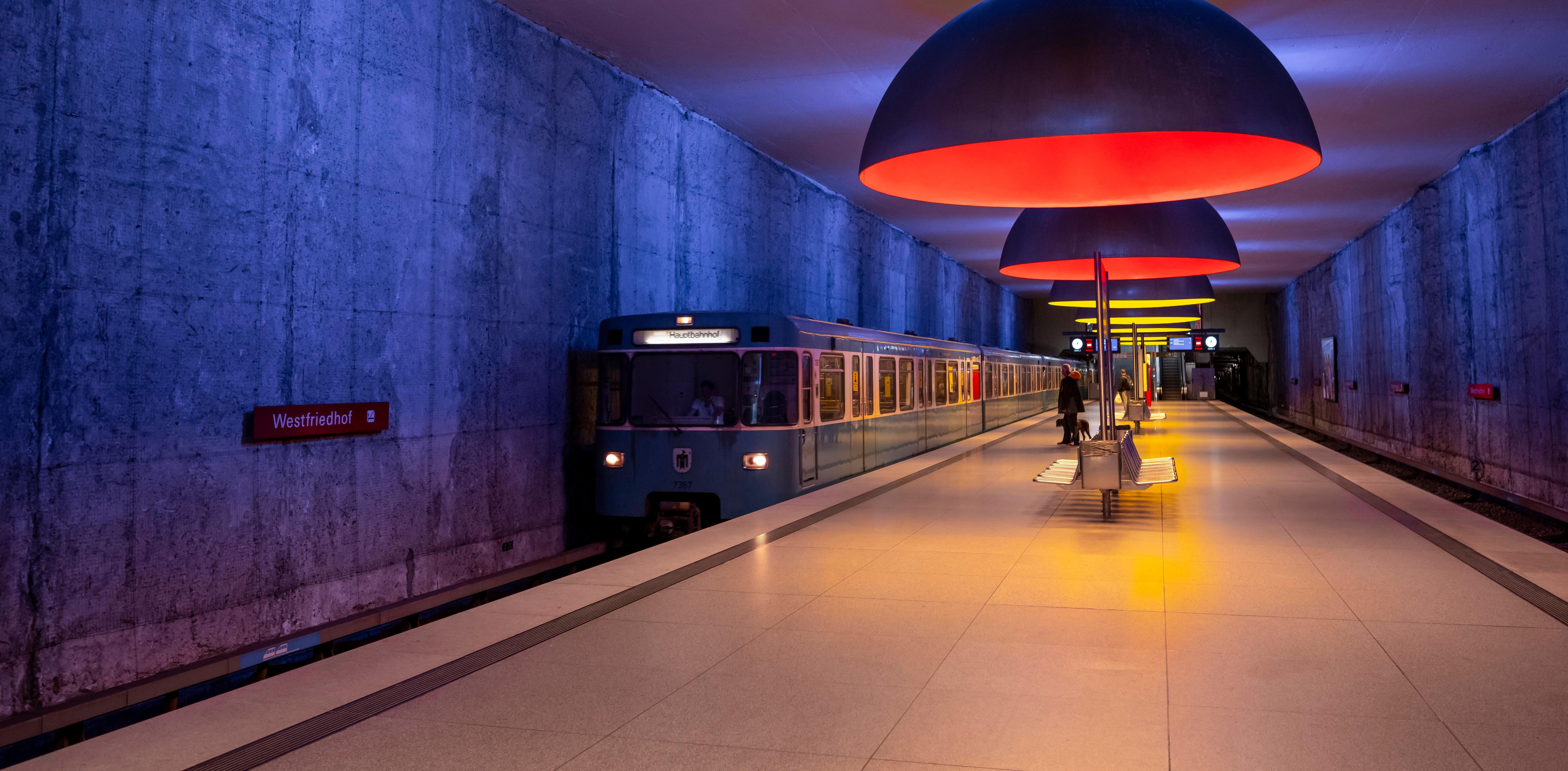 Münchner U-Bahn fährt ein