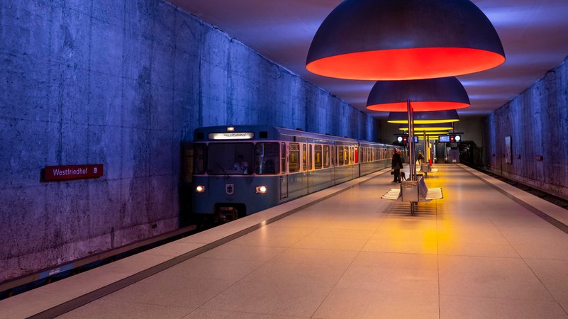 Münchner U-Bahn fährt ein | Bild: picture alliance / imageBROKER | Mara Brandl Münchner U-Bahn fährt ein