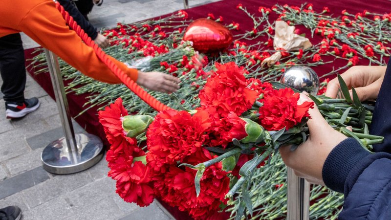 Menschen legen Blumen nieder, um den Opfern der Explosion zu gedenken.