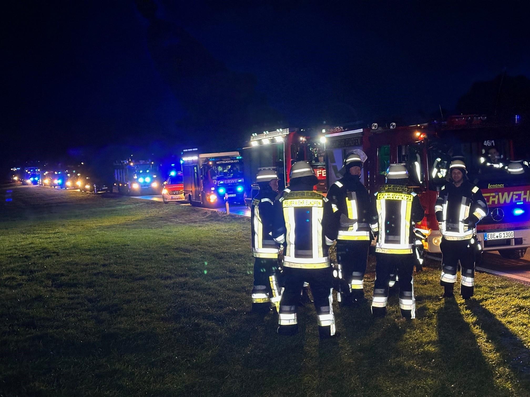 Strecke Salzburg-München: Einsatzkräfte helfen bei Evakuierung nahe Grafing