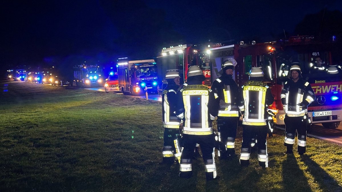Strecke Salzburg-München: Einsatzkräfte helfen bei Evakuierung nahe Grafing