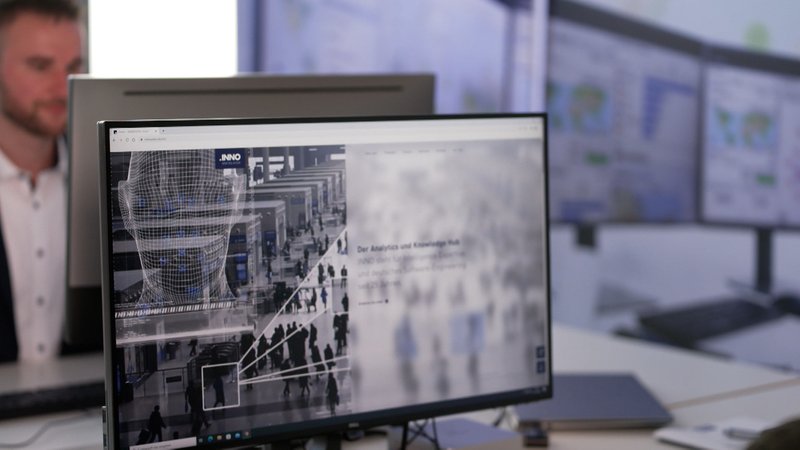 Palantir kann Bayerns Polizei Informationen zu Tätern schnell zusammenführen | Bild: Bayerischer Rundfunk 2025 Palantir kann Bayerns Polizei Informationen zu Tätern schnell zusammenführen