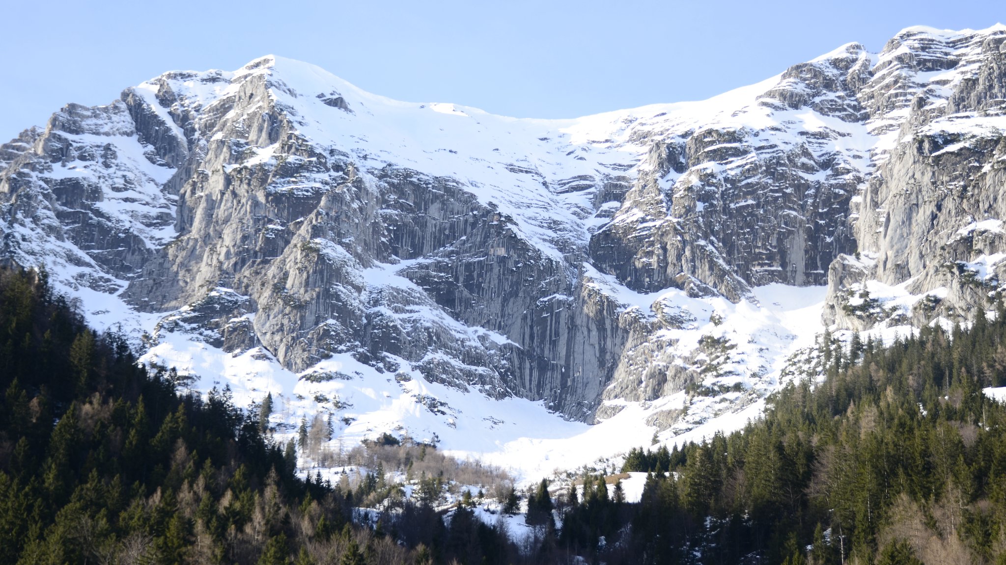 Am Gipfel schon Winter, im Tal noch Herbst: Wer jetzt mit den Tourenski unterwegs ist, sollte ein paar Dinge beachten. 