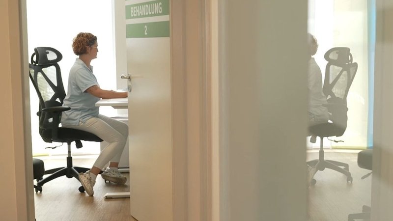 Eine Frau sitzt in der Hausarztpraxis und schaut Laborberichte am Computer an. | Bild: BR/Ulrike Nikola Eine Frau sitzt in der Hausarztpraxis und schaut Laborberichte am Computer an.