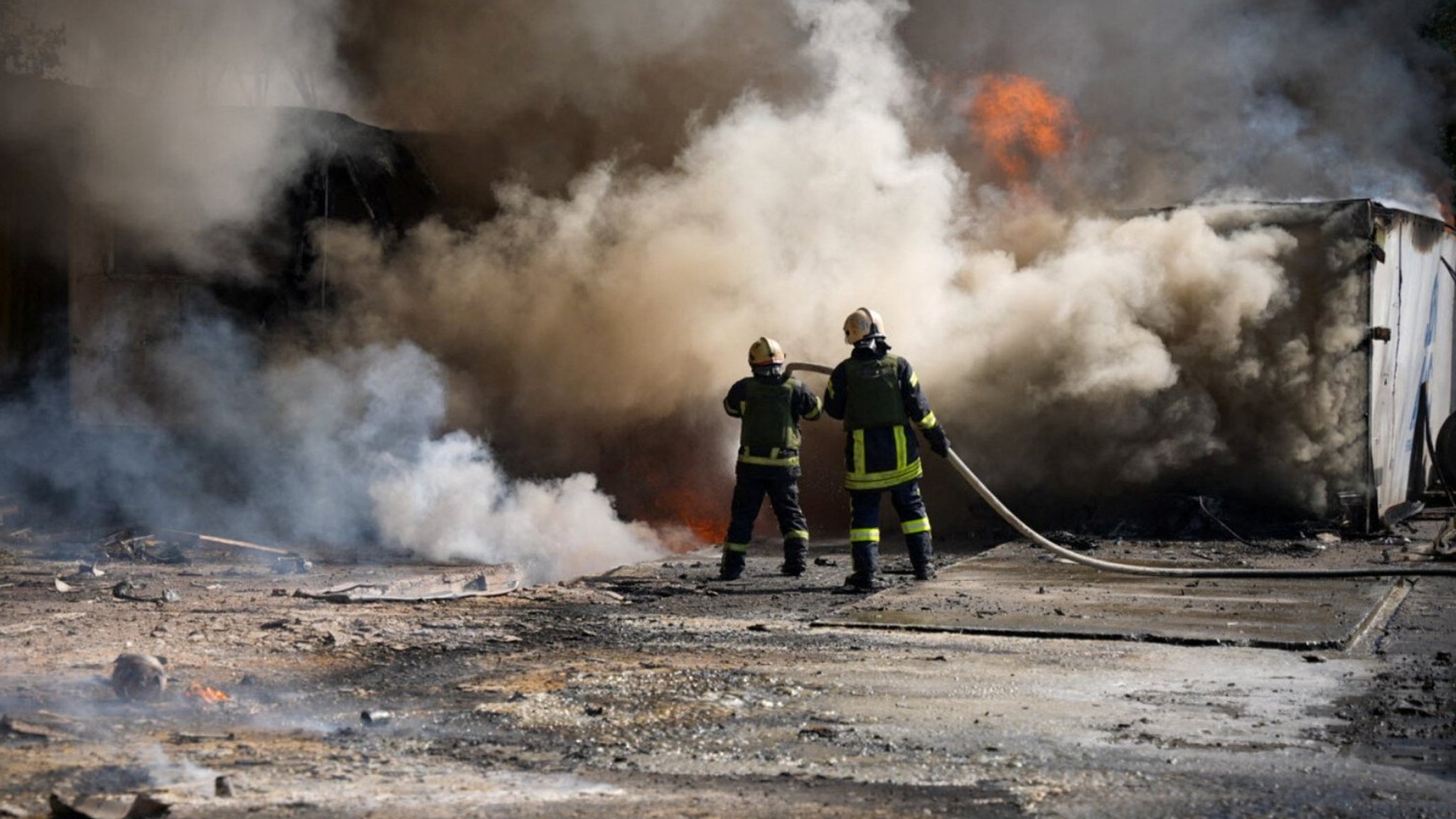 Feuerwehrleute kämpfen im August gegen Flammen nach russischem Beschuss in der Oblast Odessa.