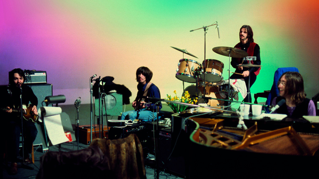 Die Fab Four schreiben in einem Fernsehstudio Musikgeschichte: Szene aus "The Beatles - Get Back" von Peter Jackson. | Bild: picture-alliance/dpa Die Fab Four schreiben in einem Fernsehstudio Musikgeschichte: Szene aus "The Beatles - Get Back" von Peter Jackson.