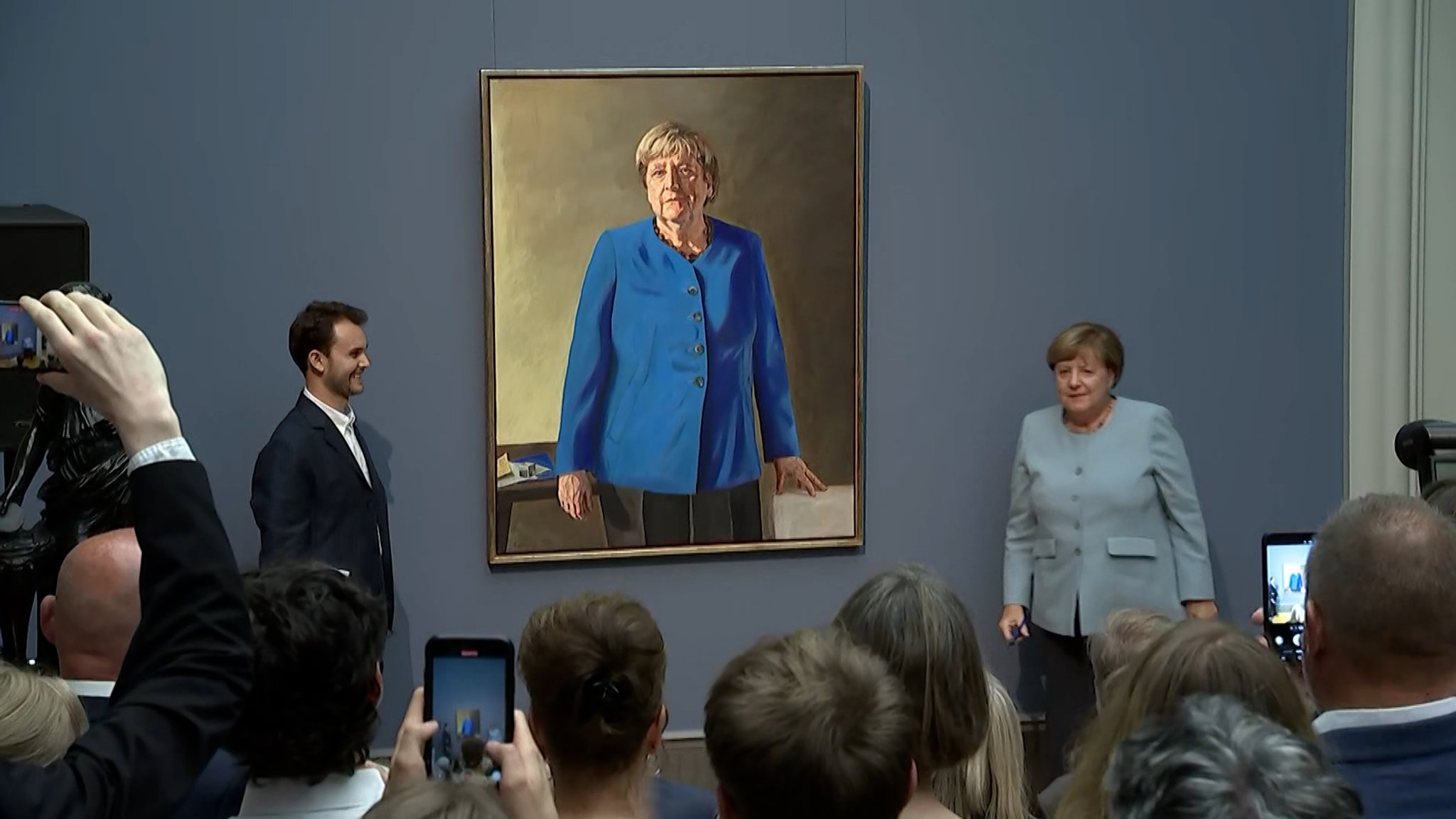 Kanzlerin Merkel bei der Enthüllung ihres Porträts | Bild: BR Kanzlerin Merkel bei der Enthüllung ihres Porträts