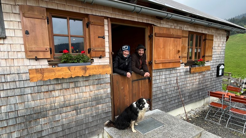 Der Alphirte Dominik Geist mit seiner Freundin Katharina Schehle und Hund auf der Alpe Berghofer Wald bei Sonthofen.