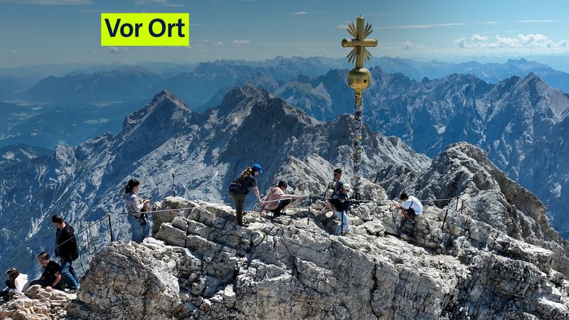 Besucher auf dem Weg zum Gipfelkreuz der Zugspitze. | Bild: BR/Martin Breitkopf Besucher auf dem Weg zum Gipfelkreuz der Zugspitze.