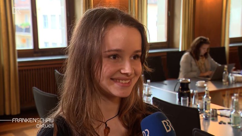 Nora Falk ist Nürnbergs neues Christkind. Im Gespräch mit BR-Korrespondent Michael Reiner. | Bild: BR-Studio Franken Nora Falk ist Nürnbergs neues Christkind. Im Gespräch mit BR-Korrespondent Michael Reiner.