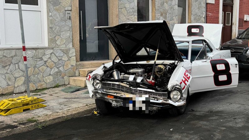Das Unfallauto steht mit offenen Türen und offener Motorhaube am Straßenrand. | Bild: News5/Stephan Fricke Das Unfallauto steht mit offenen Türen und offener Motorhaube am Straßenrand.