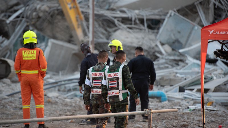 Die Bergungsarbeiten nach dem schweren Erdbeben dauern an. | Bild: picture alliance / Sipa USA | Teera Noisakran Die Bergungsarbeiten nach dem schweren Erdbeben dauern an.