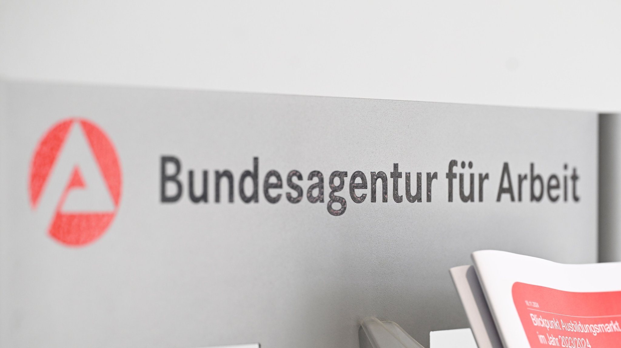 Das Logo der Bundesagentur für Arbeit. | Bild: dpa-Bildfunk/Bernd Weißbrod Das Logo der Bundesagentur für Arbeit.
