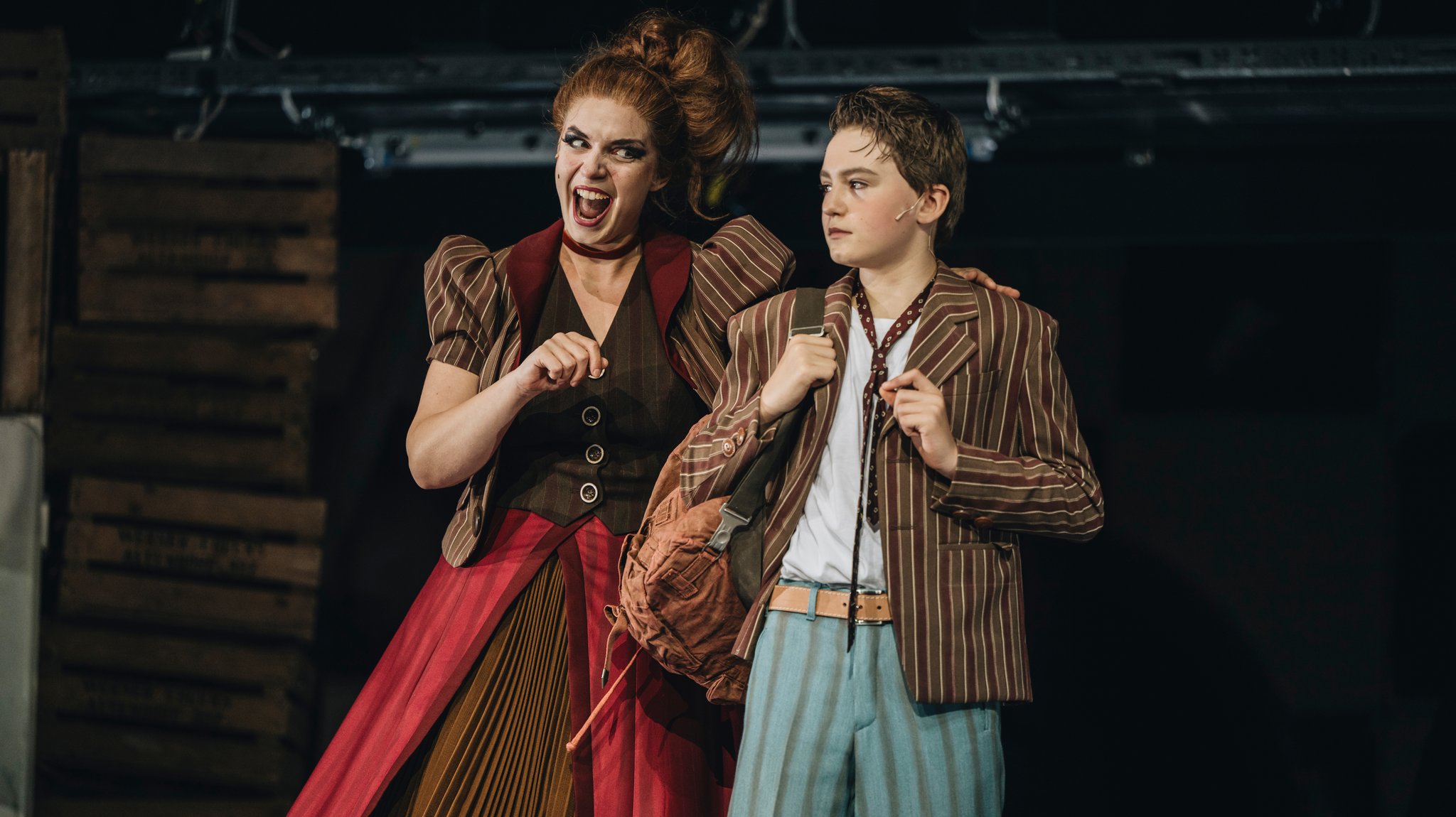Szenenbild mit Martina Baroni als Mutter Popa (links) und Emil Vandersee als Lasso