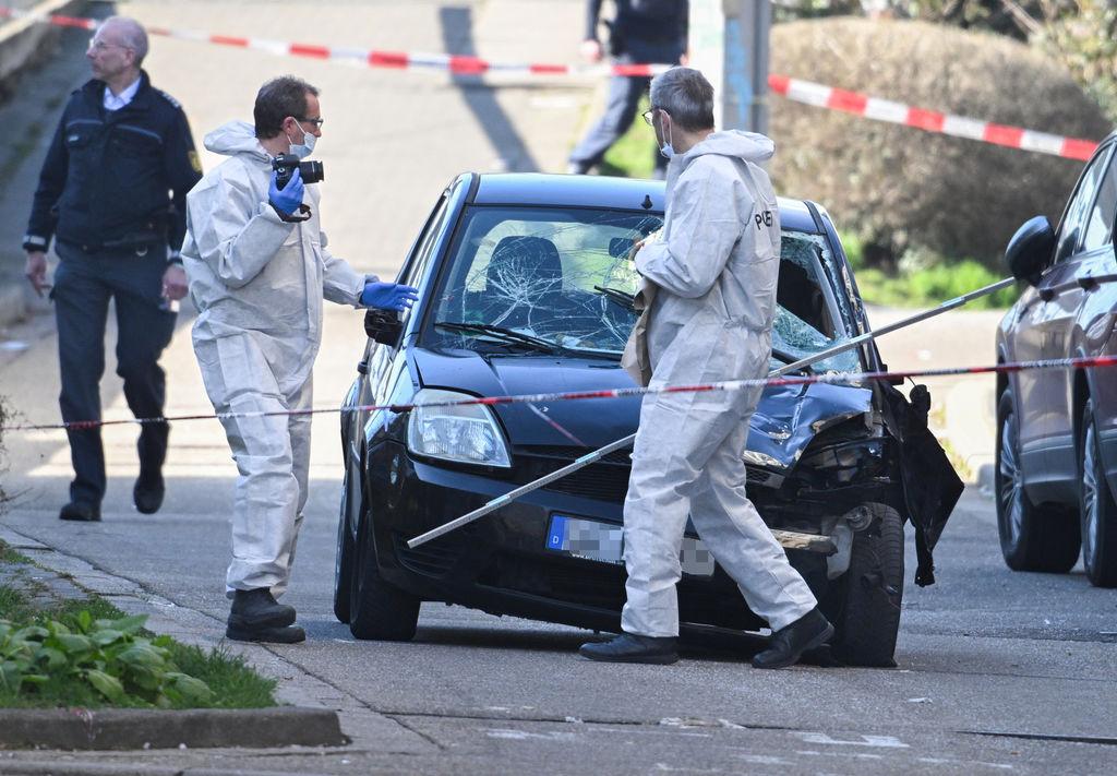 (Archivbild) 03.03.2025, Baden-Württemberg, Mannheim: Beamte der Spurensicherung untersuchen ein beschädigtes Fahrzeug an einer Zufahrt zur Rheinbrücke. 