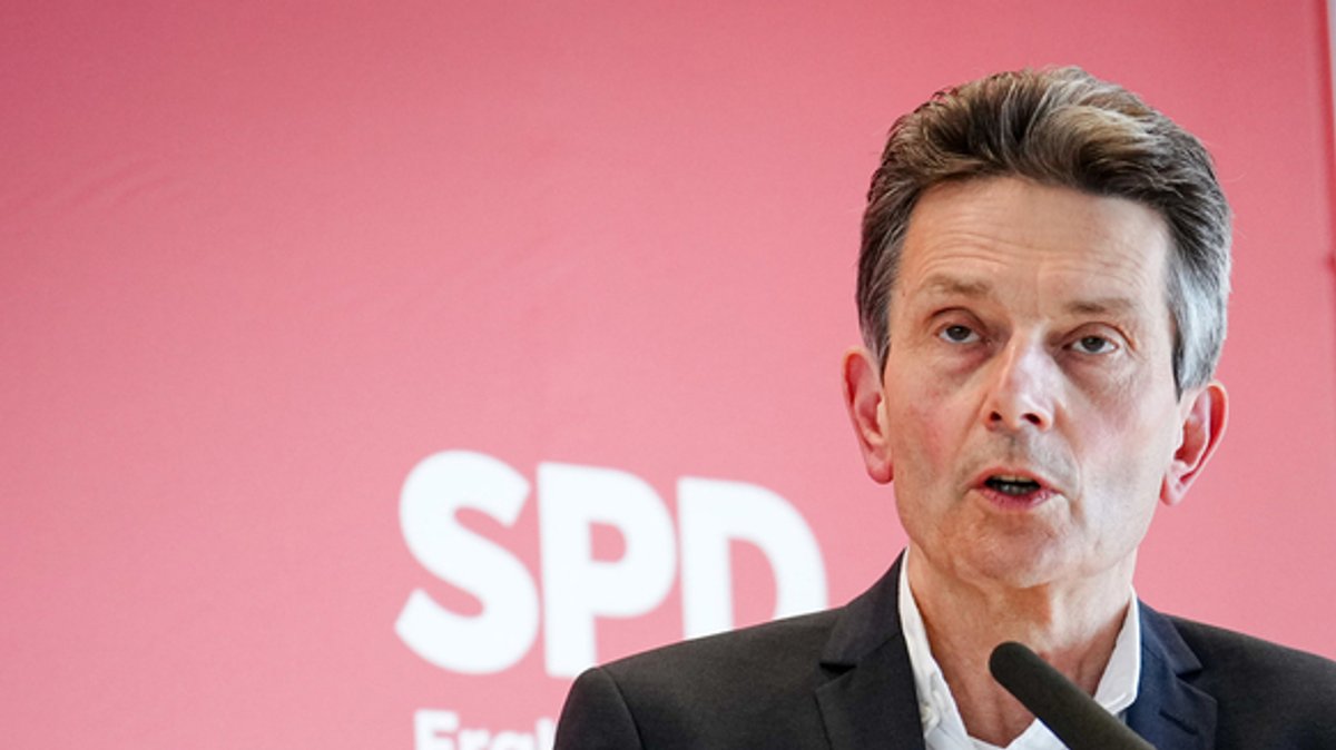 Rolf Mützenich, Vorsitzender der SPD-Bundestagsfraktion, bei einem Pressestatement am Mikro.