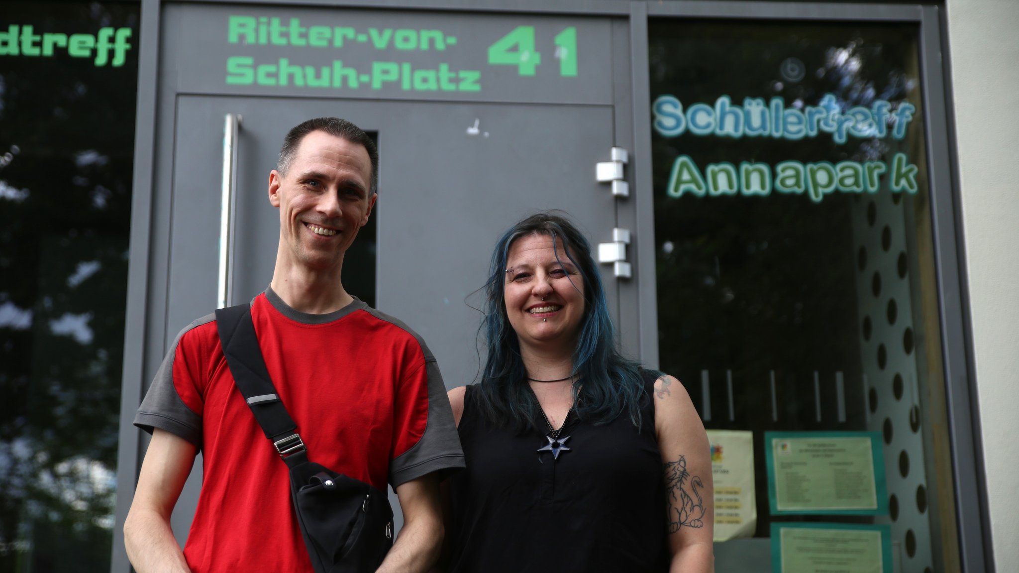 Susanne Engel und Alexander Mönikheim stehen vor dem Schülertreff Annapark in Nürnberg. | Bild: BR / Isabel Pogner Susanne Engel und Alexander Mönikheim stehen vor dem Schülertreff Annapark in Nürnberg.
