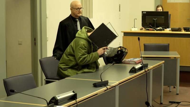 Der Verurteilte und sein Anwalt im Gerichtssaal.