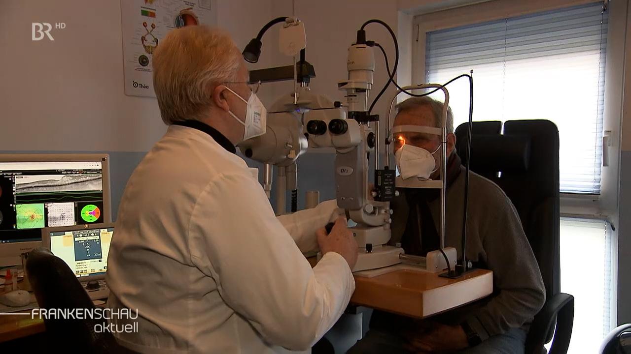 Augenarzt untersucht Patient.