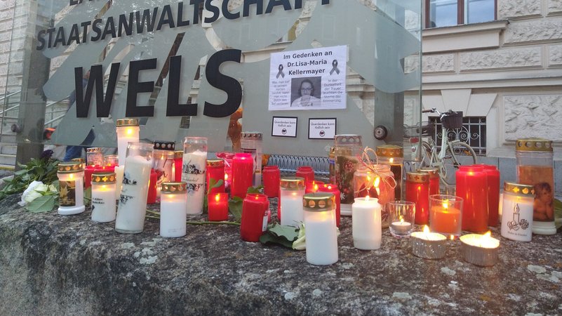 Gedenken an österreichische Ärztin Lisa-Maria Kellermayr vor dem Gerichtsgebäude in Wels. | Bild: Verena Leiss/APA/dpa Gedenken an österreichische Ärztin Lisa-Maria Kellermayr vor dem Gerichtsgebäude in Wels.