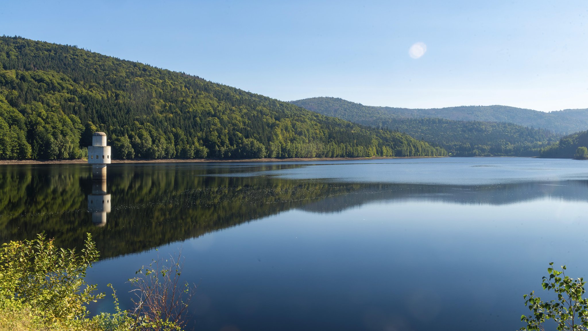 (Archivbild) Blick auf die Trinkwassertalsperre Frauenau - aufgenommen im Jahr 2023 | Bild: picture alliance / imageBROKER | Joachim Stingl (Archivbild) Blick auf die Trinkwassertalsperre Frauenau - aufgenommen im Jahr 2023
