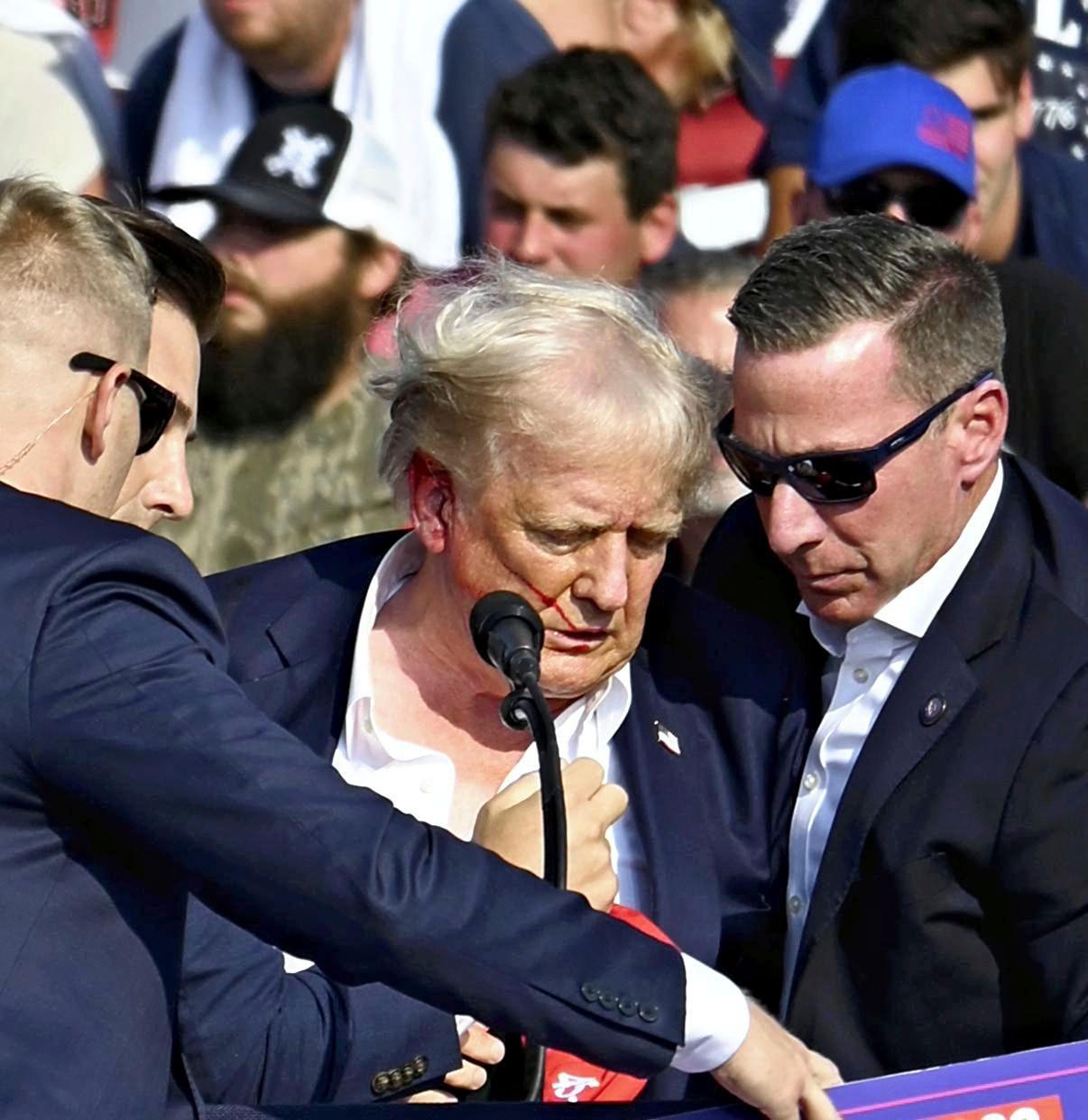 Donald Trump nach der Attacke auf ihn mit Sicherheitsleuten