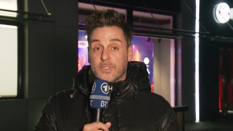 BR24Sport-Reporter Florian Eckl an der Säbener Straße