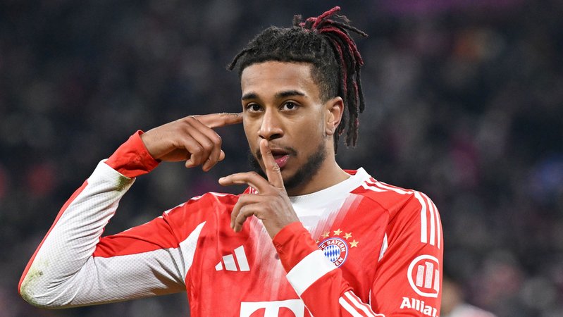 11.01.2026, Bayern, München: Fußball: Bundesliga, Bayern München - VfL Wolfsburg, 16. Spieltag, Allianz Arena, Michael Olise (Bayern München) feiert nach seinem Tor zum 7:1. WICHTIGER HINWEIS: Gemäß den Vorgaben der DFL Deutsche Fußball Liga bzw. des DFB Deutscher Fußball-Bund ist es untersagt, in dem Stadion und/oder vom Spiel angefertigte Fotoaufnahmen in Form von Sequenzbildern und/oder videoähnlichen Fotostrecken zu verwerten bzw. verwerten zu lassen. Foto: Sven Hoppe/dpa +++ dpa-Bildfunk +++ | Bild: dpa-Bildfunk/Sven Hoppe 11.01.2026, Bayern, München: Fußball: Bundesliga, Bayern München - VfL Wolfsburg, 16. Spieltag, Allianz Arena, Michael Olise (Bayern München) feiert nach seinem Tor zum 7:1. WICHTIGER HINWEIS: Gemäß den Vorgaben der DFL Deutsche Fußball Liga bzw. des DFB Deutscher Fußball-Bund ist es untersagt, in dem Stadion und/oder vom Spiel angefertigte Fotoaufnahmen in Form von Sequenzbildern und/oder videoähnlichen Fotostrecken zu verwerten bzw. verwerten zu lassen. Foto: Sven Hoppe/dpa +++ dpa-Bildfunk +++