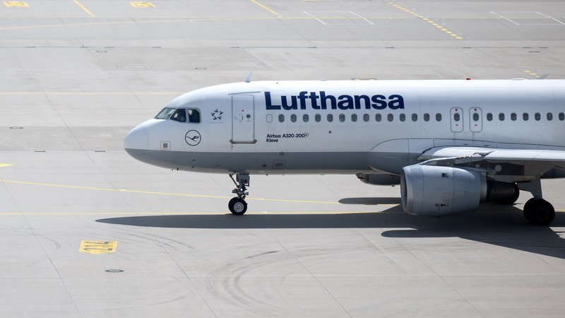 Ein Airbus A320 der Lufthansa fährt am Flughafen München über das Rollfeld.