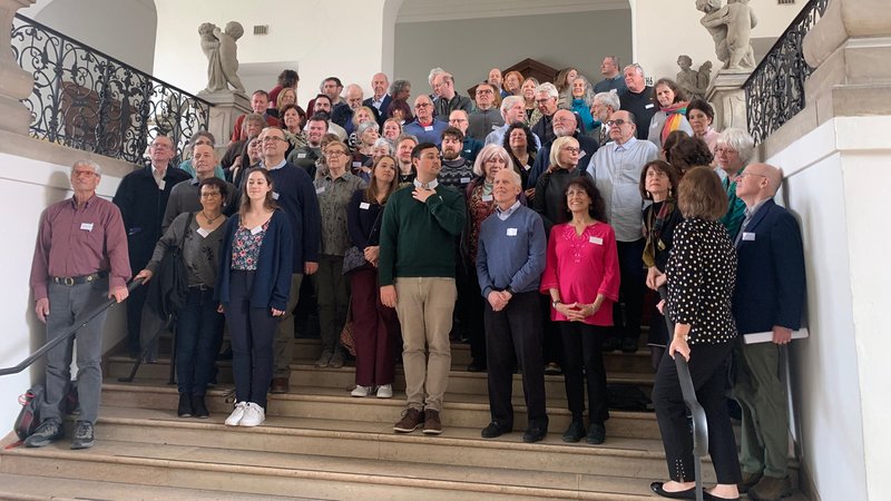 Gruppenbild im Bayerischen Nationalmuseum: Rund 75 Nachfahren jüdischer Münchner zu Gast in München | Bild: BR/Thies Marsen Gruppenbild im Bayerischen Nationalmuseum: Rund 75 Nachfahren jüdischer Münchner zu Gast in München