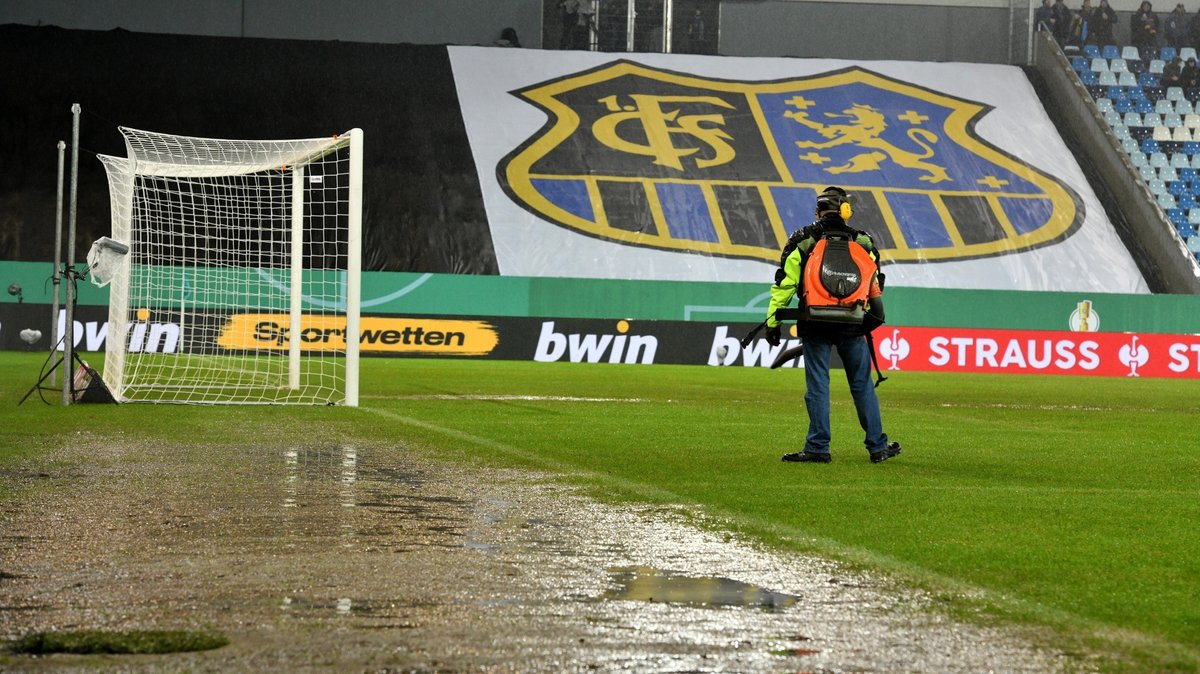 Der von Regen durchtränkte Platz im Saarbrücker Ludwigsparkstadion