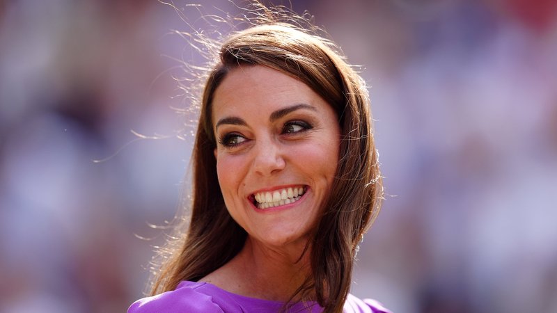 Kate, Prinzessin von Wales, lacht bei der Pokalübergabe für das Herreneinzel-Finale in Wimbledon. | Bild: dpa / Mike Egerton Kate, Prinzessin von Wales, lacht bei der Pokalübergabe für das Herreneinzel-Finale in Wimbledon.