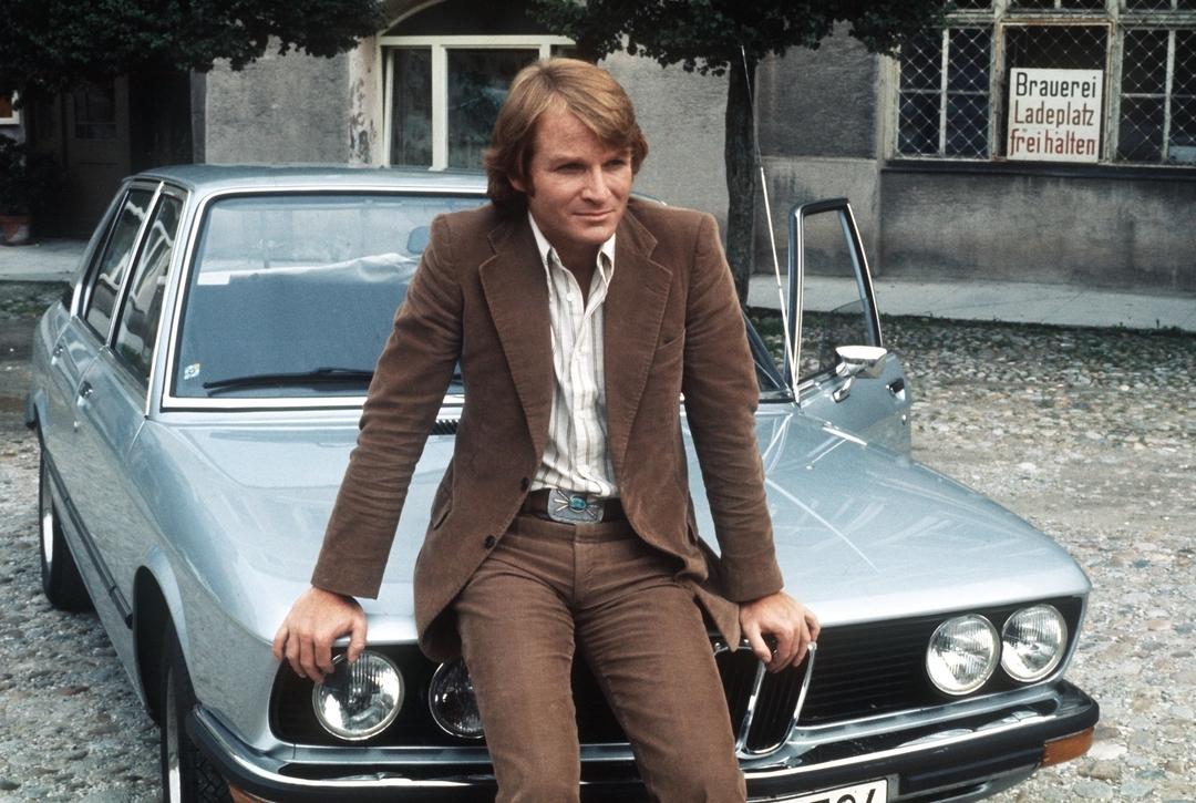 Der deutsche Schauspieler Fritz Wepper steht während der Dreharbeiten zur Krimi-Serie "Derrick" an einem Auto (Archivbild).