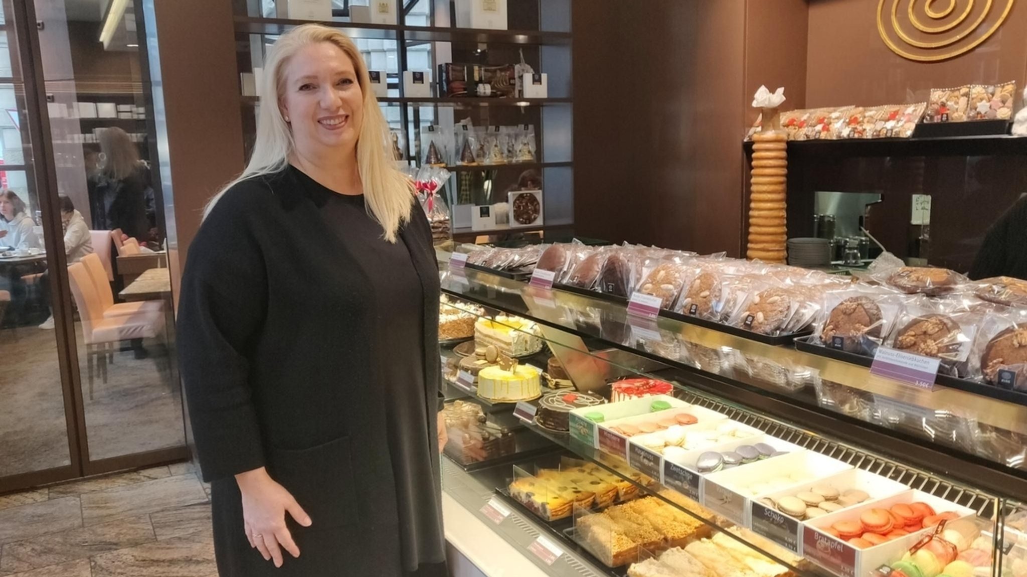 Inhaberin Susanne Dichtl vor den Auslagen in ihrem Konditorei-Café in der Augsburger Innenstadt.